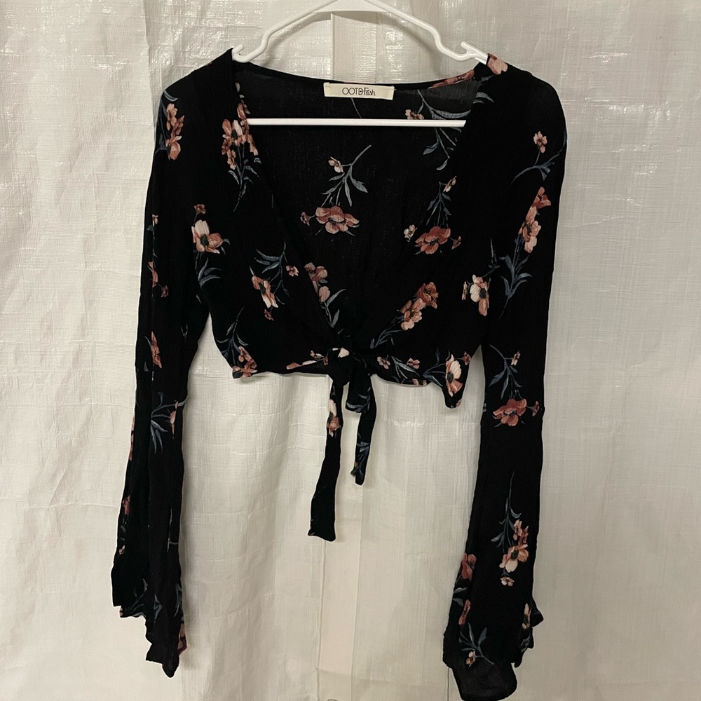 Floral front tie long sleeve crop top